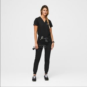Figs Women's Black Scrub Set